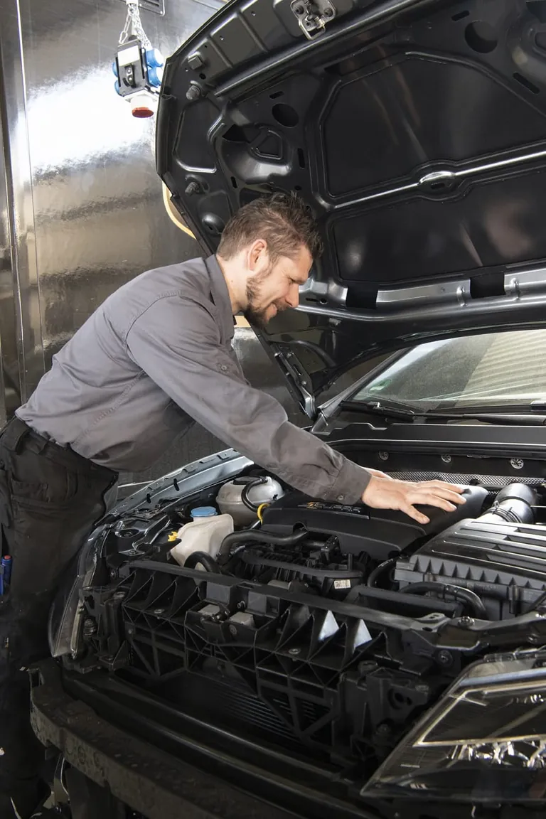 Kfz-Meister Alexej Holm