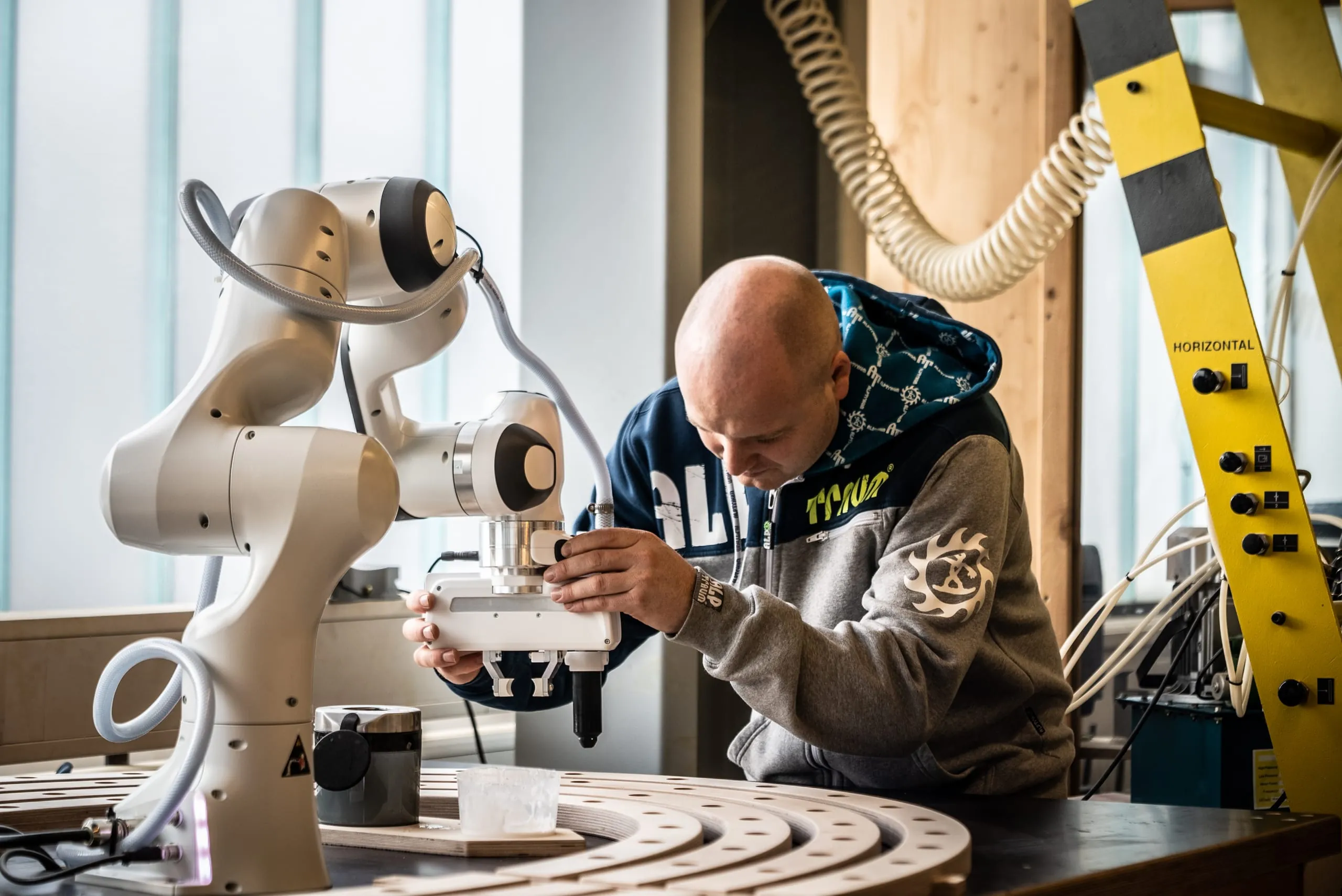 Wie Cobots das Schreinerhandwerk produktiver machen