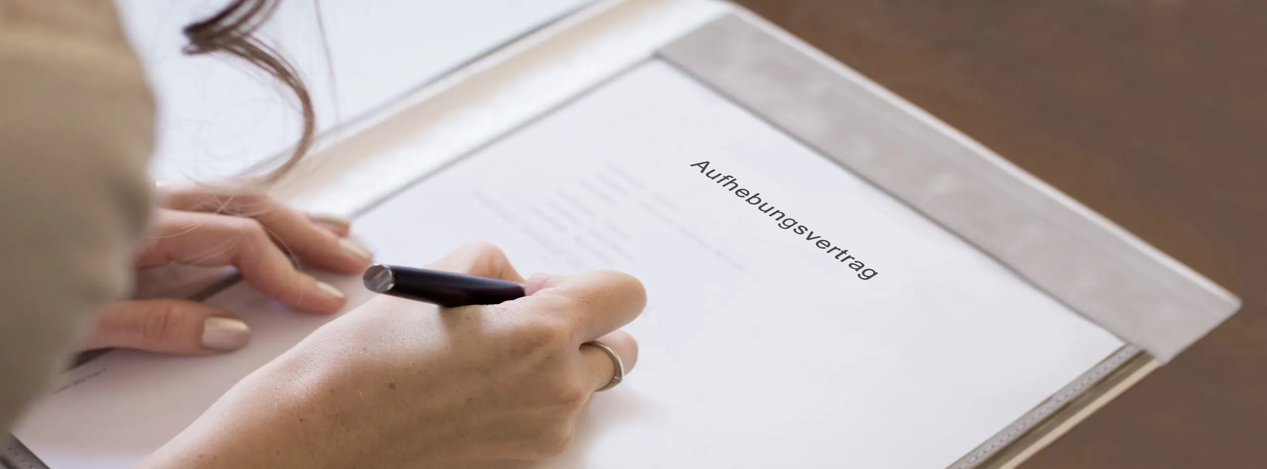 Arbeitsrecht: Einmal unterzeichneter Aufhebungsvertrag ist verbindlich