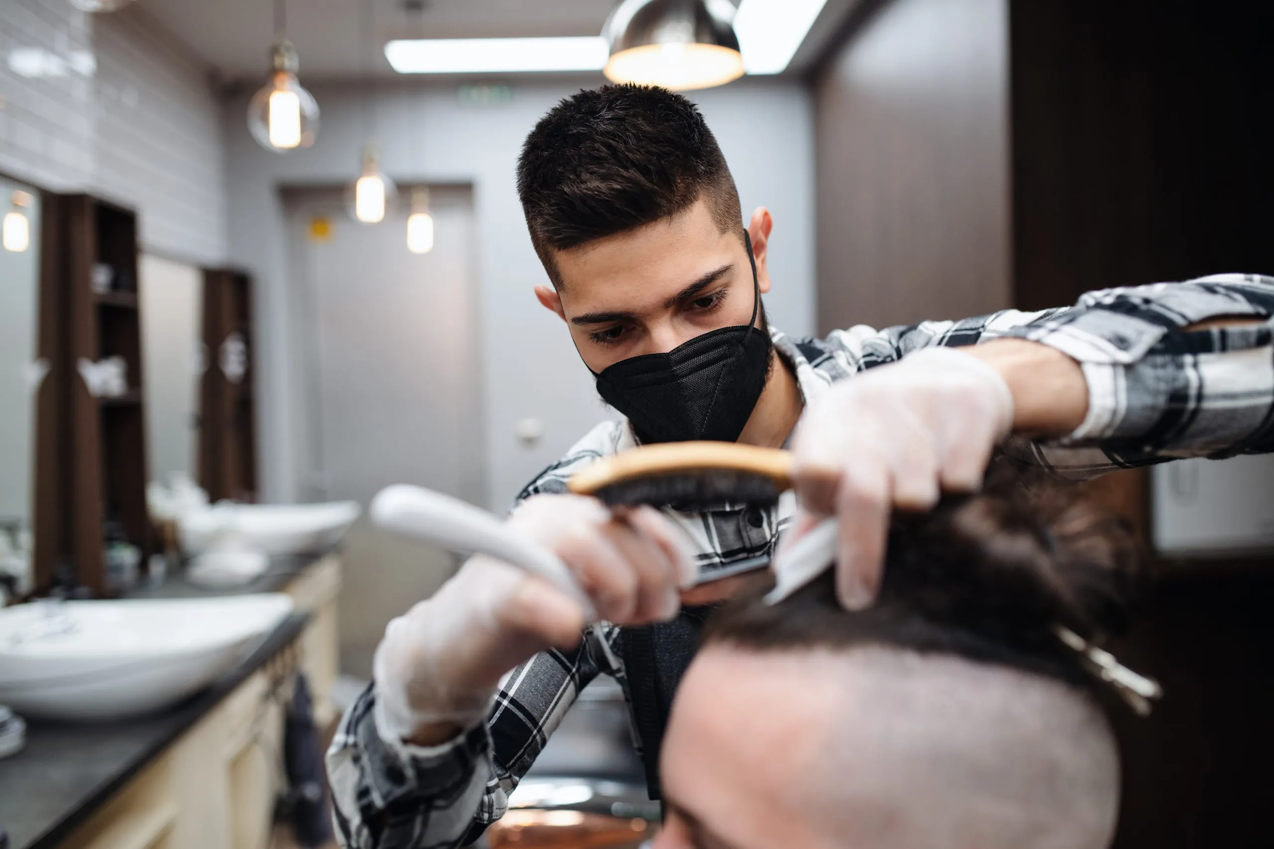 Weiterhin Maskenpflicht für Friseure und Kosmetiker