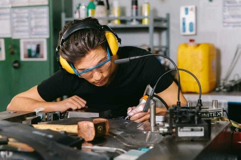 Handwerker mit Geh&ouml;r- und Augenschutz bei der Arbeit
