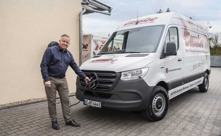 Bäckermeister Nils Taube vor seinem neuen eSprinter.