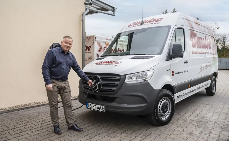 B&auml;ckermeister Nils Taube vor seinem neuen eSprinter.