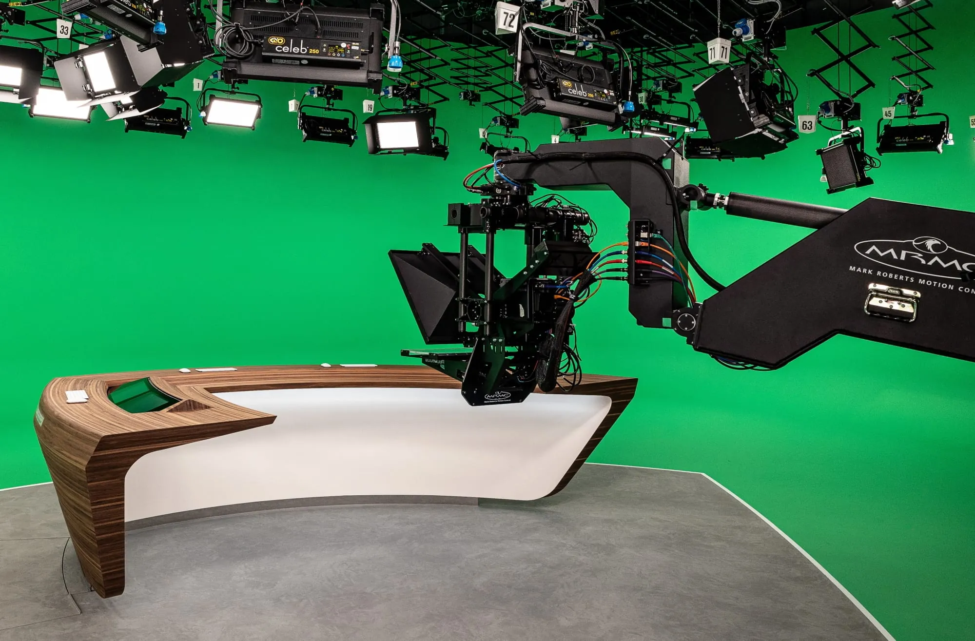 Neuer Moderatorentisch für ZDF-Nachrichtensendungen