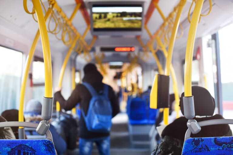 Innenansicht einer Straßenbahn.
