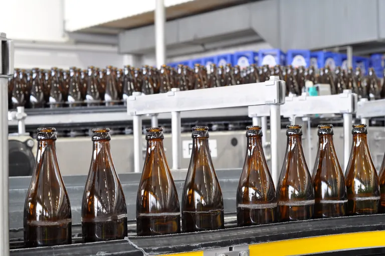 Leere Bierflaschen auf einem Fließband