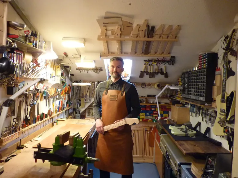 Zupfinstrumentenmacher Nikola Petrek in seiner Werkstatt in Frankfurt