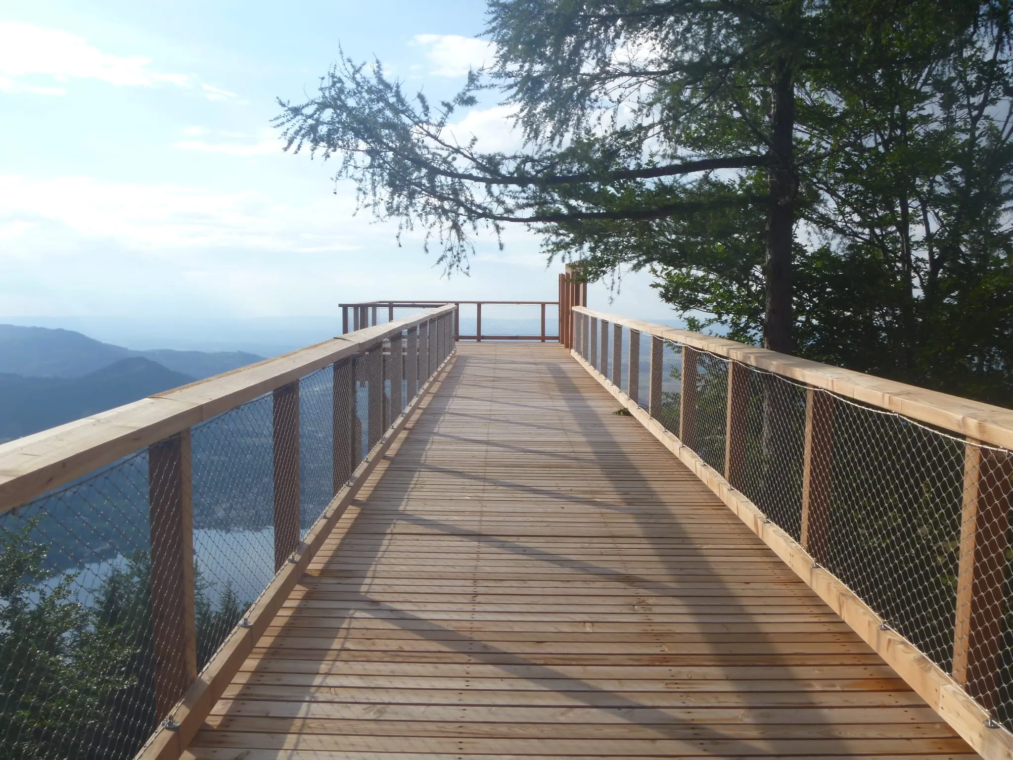 Über Spaziergänge zwischen Baumwipfeln und Wohlfühloasen aus Holz