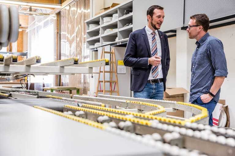 Zwei Handwerker in der Werkstatt