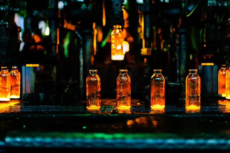 Flaschenherstellung in Glasfabrik.