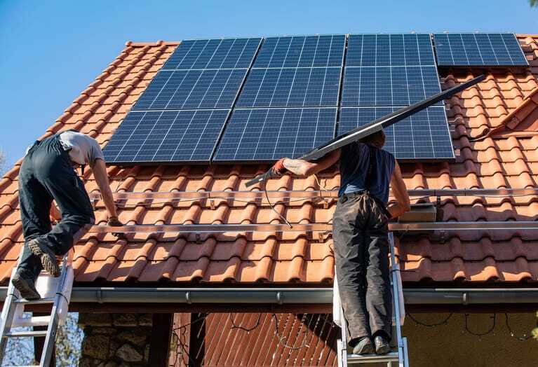 Handwerker installieren Photovoltaik auf Dach.