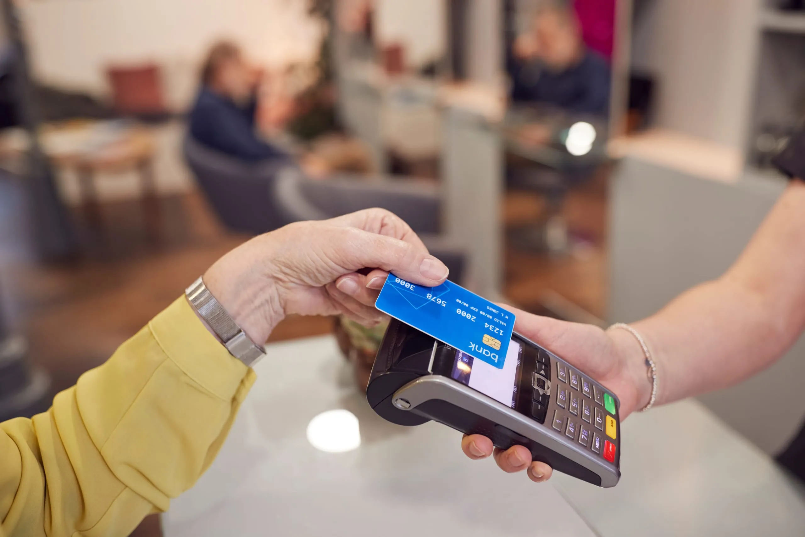 Auch im Handwerk: Immer mehr Menschen zahlen mit Karte