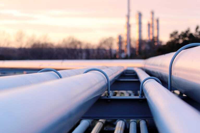 Gas-Pipelines führen zu Fabrik.