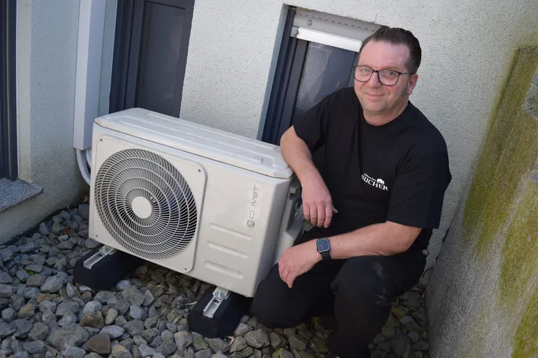 K&auml;lteanlagenbauermeister mit Klimager&auml;t