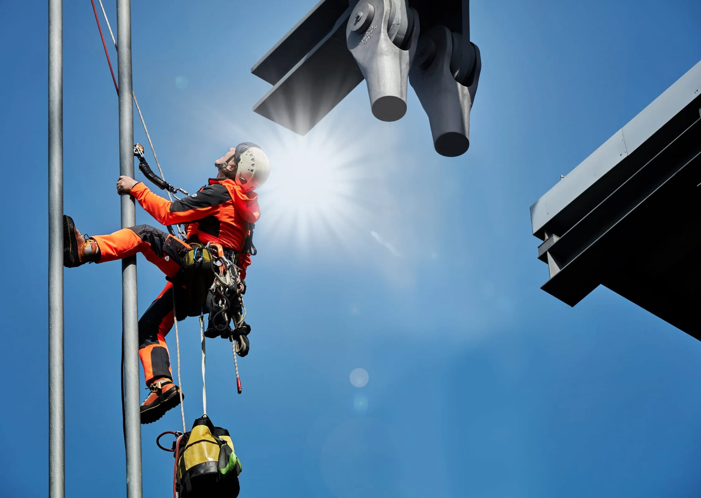 Industriekletterer in Arbeitskleidung