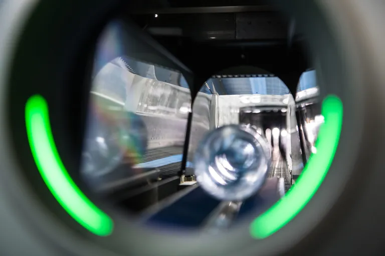 Flasche fährt durch Pfandautomaten.