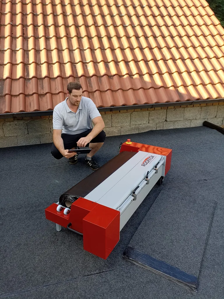 Dachdecker mit Bitumenschneidger&auml;t