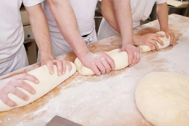 Azubis in der Backstube