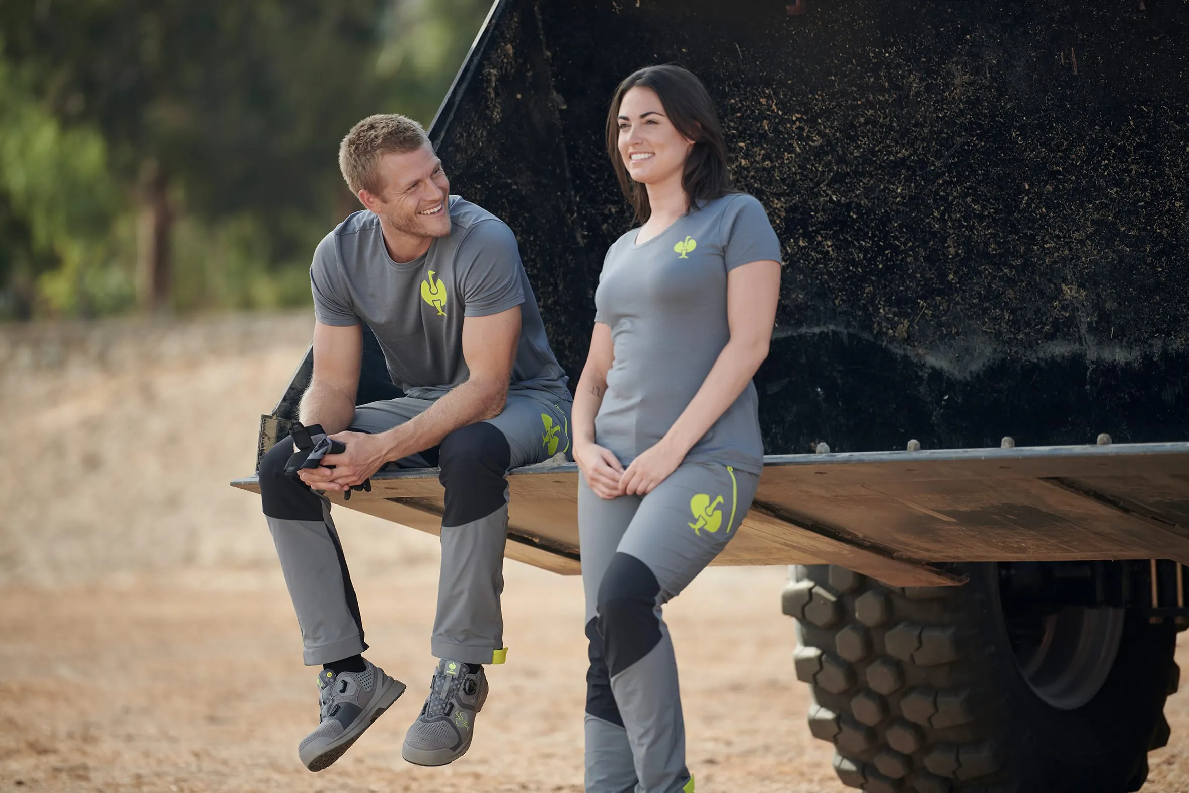 Mann und Frau in Arbeitskleidung von Engelbert Strauss