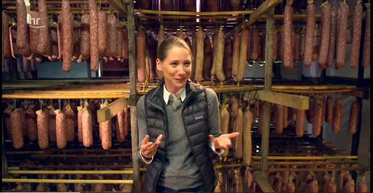 Szene aus HR-Reportage: Katharina und ihr Wursthimmel.