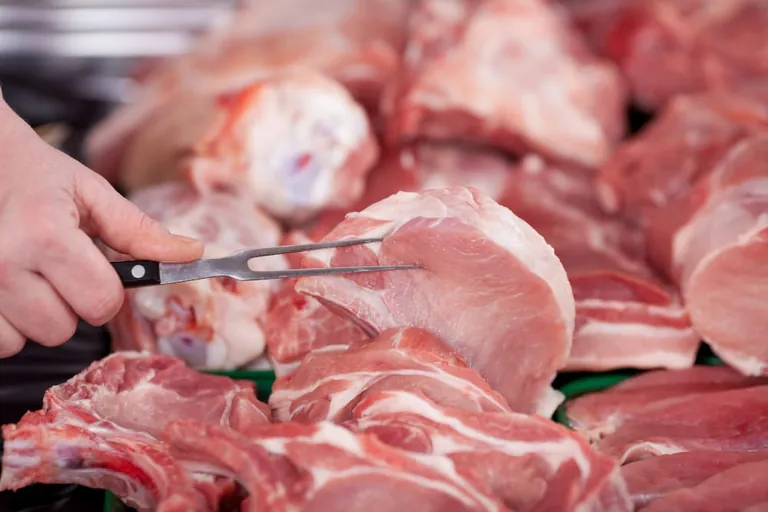 Schweinefleisch beim Metzger