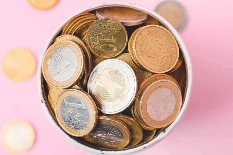 Becher mit Geld