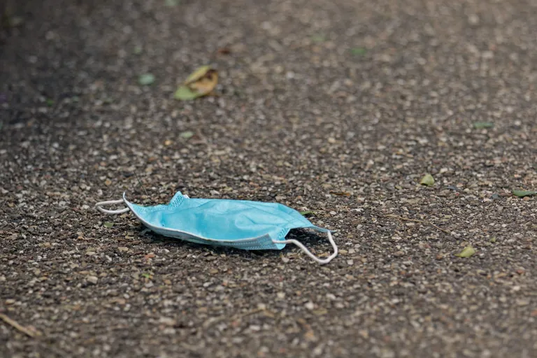 Corona-Maske auf dem Boden