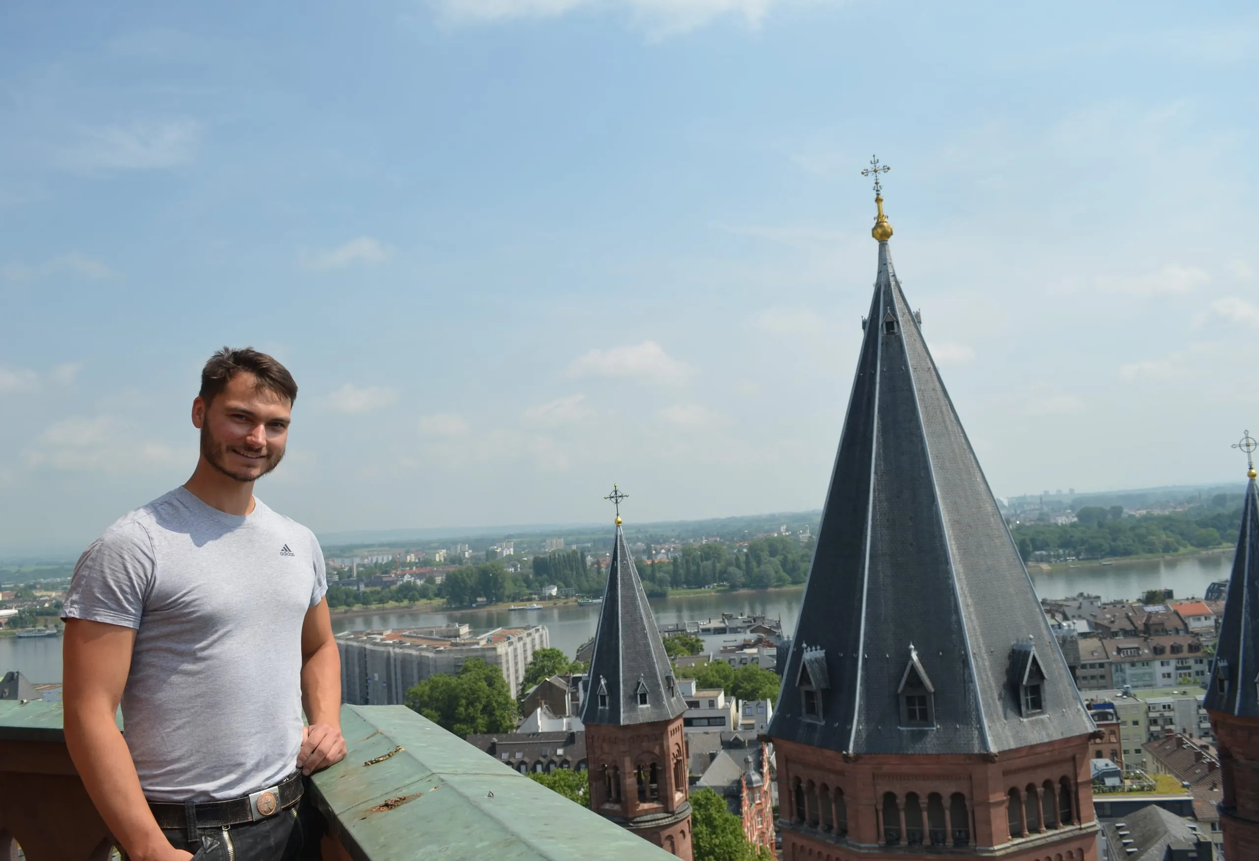 Über den Dächern von Mainz ist dieser Steinmetz zuhause
