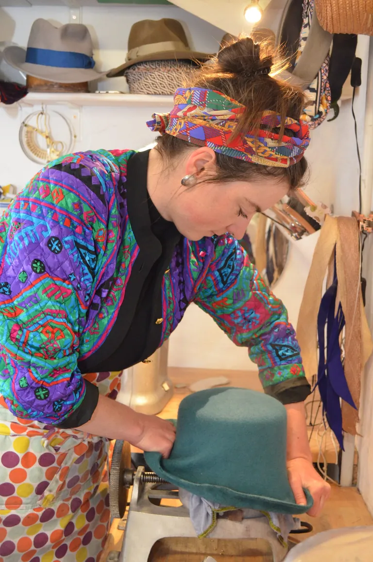 Modistin Laura Zieger 