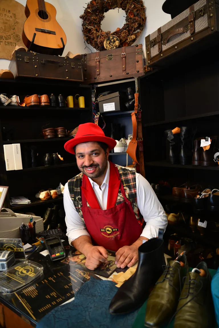 Schuhmachermeister Hedy Mohammadi in seinem Laden