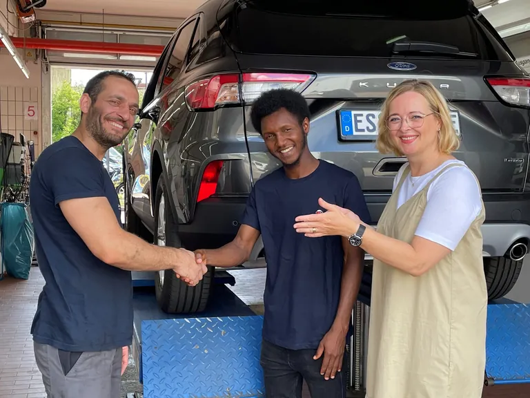 Bettina Schmauder stellt den neuen Azubi einem Kollegen vor.