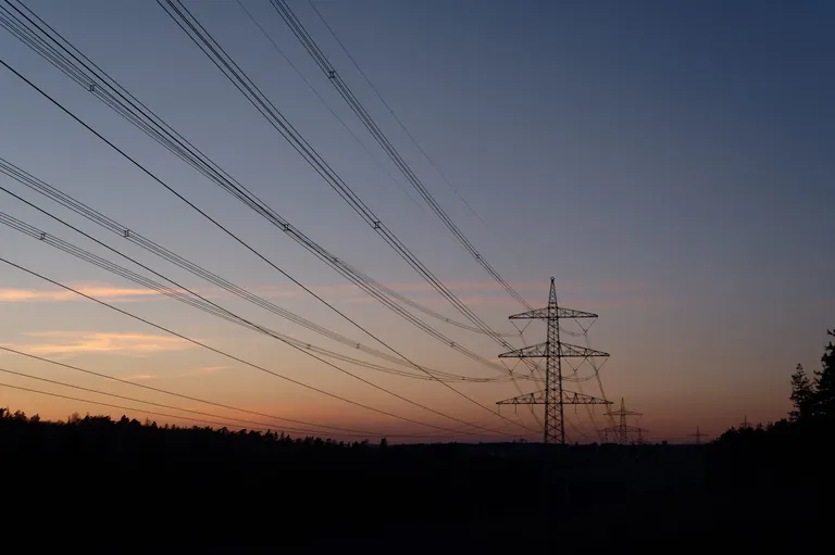 Strommast in Abendd&auml;mmerung.