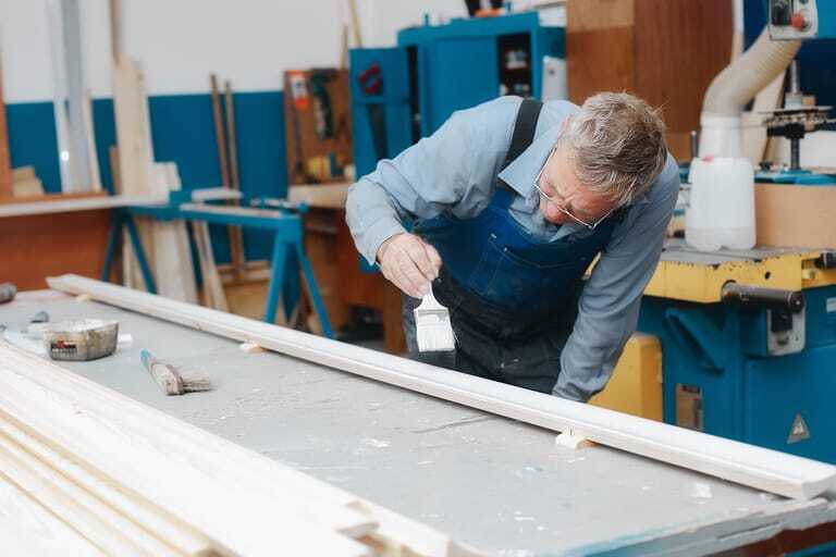 Älterer Mann arbeitet in Werkstatt