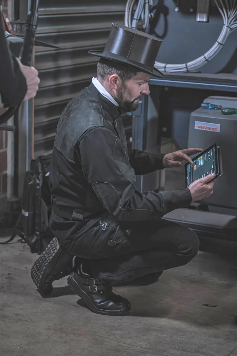 Schornsteinfeger Andreas Walburg beim Heizungscheck.