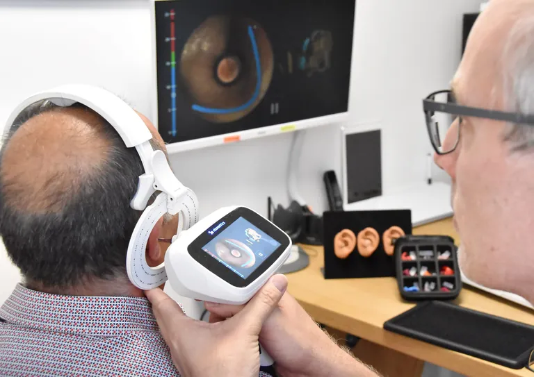 H&ouml;rakustiker scannt ein Ohr