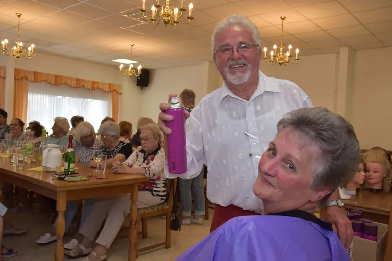 Friseurmeister frisiert Haare