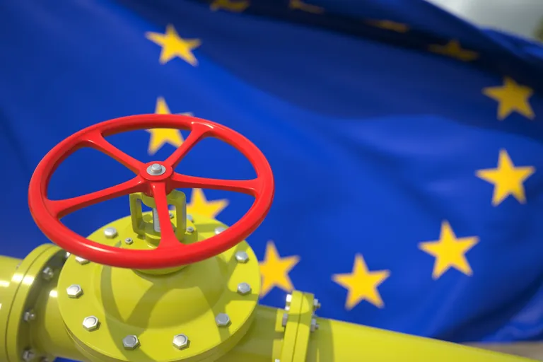 Gas-Pipeline vor EU-Flagge.