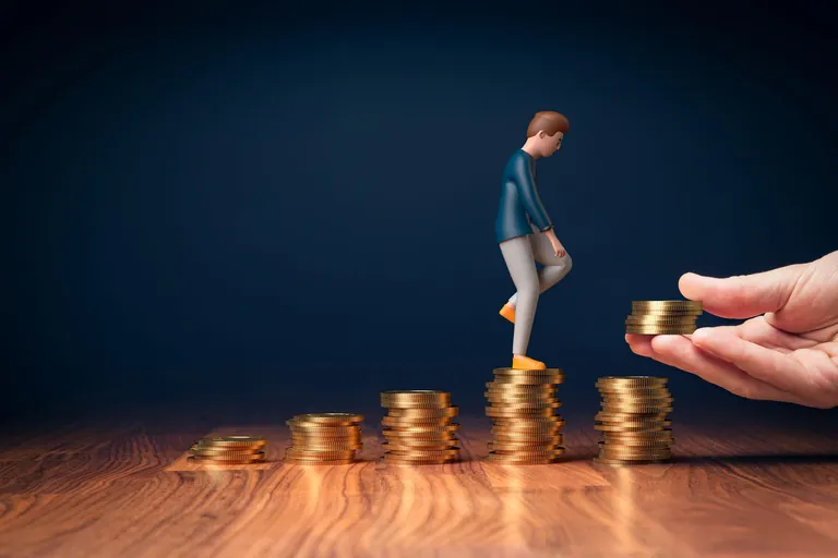 Spielzeugfigur l&auml;uft &uuml;ber M&uuml;nzhaufen.