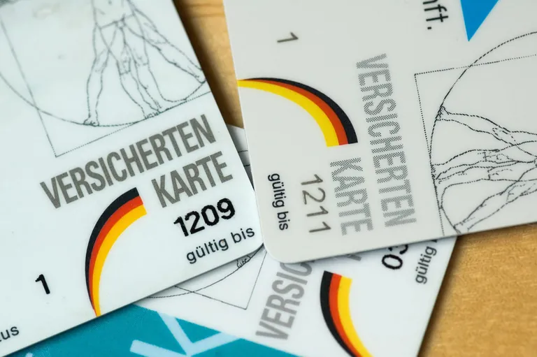 Stapel von Versichertenkarten.