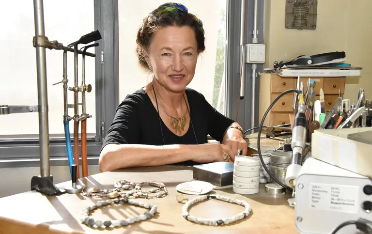 Goldschmiedin in der Werkstatt