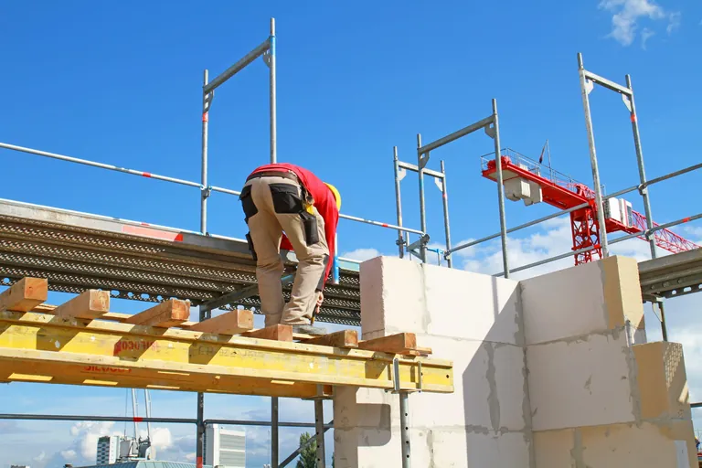 Bauarbeiter auf Holzverschalung.