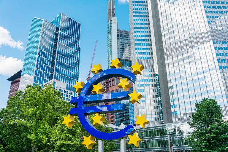 Euro-Zeichen vor der Europäischen Zentralbank in Frankfurt am Main.