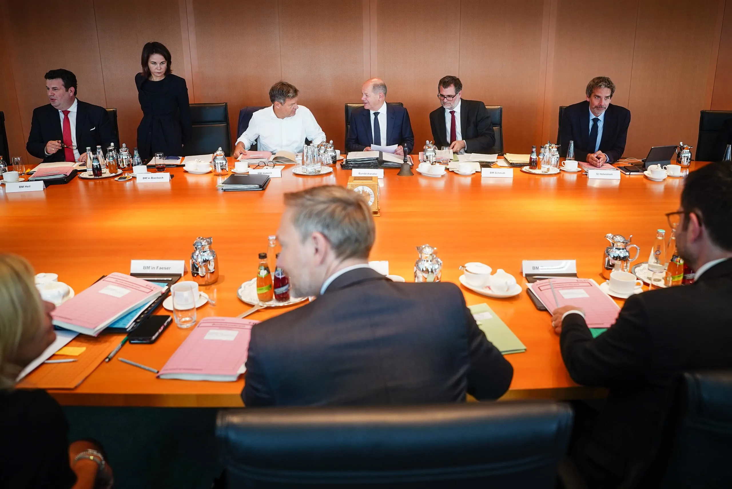 Kabinett bringt mehrere Hilfen und Reformen auf den Weg