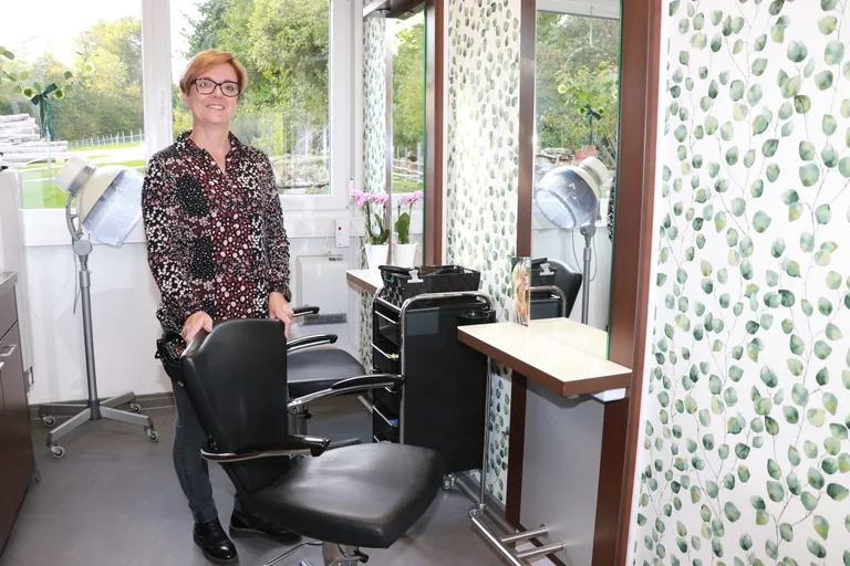 Friseurin im Salon