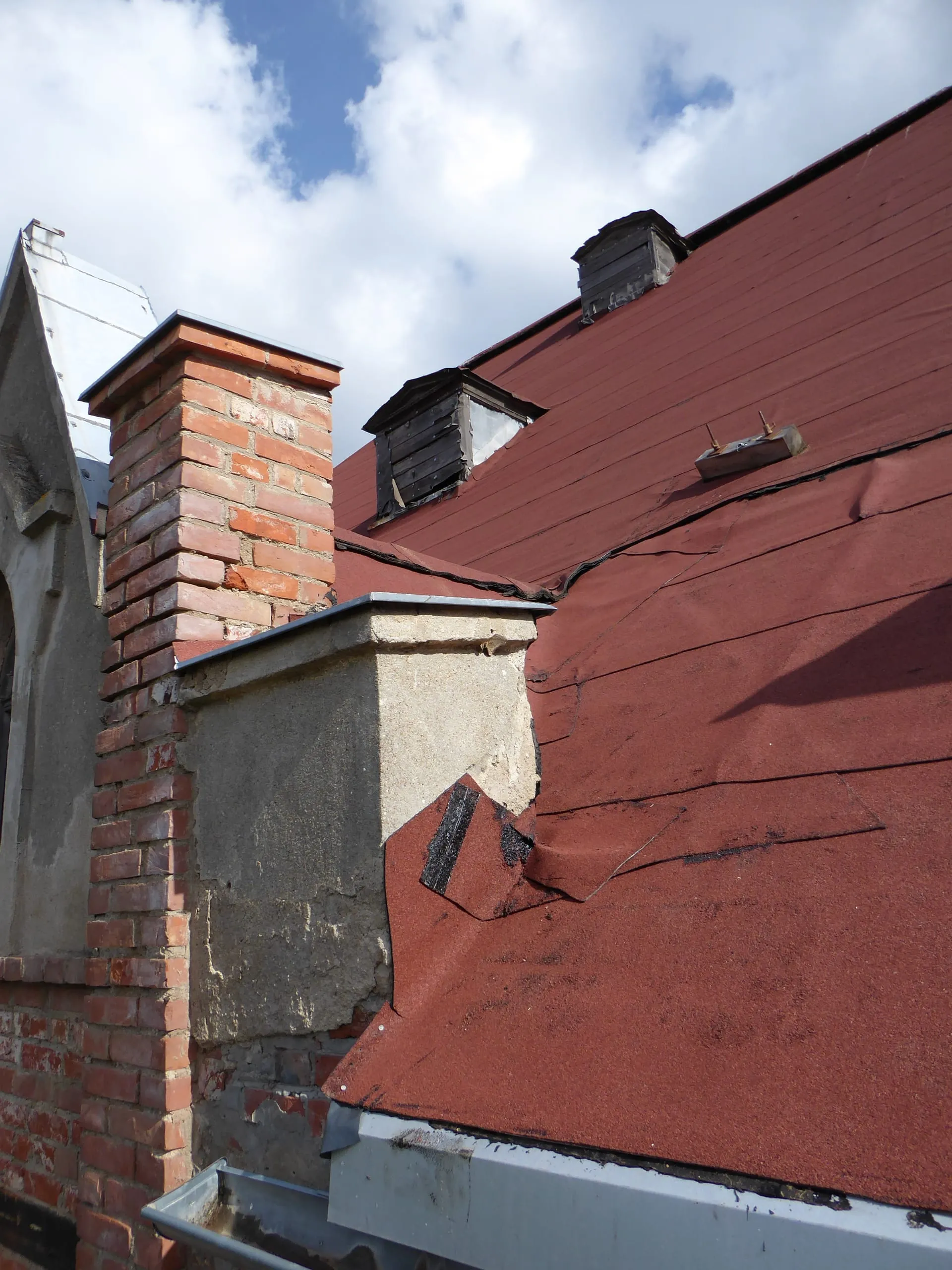 Auch am Dach von Schloss Steinort ist noch viel zu tun