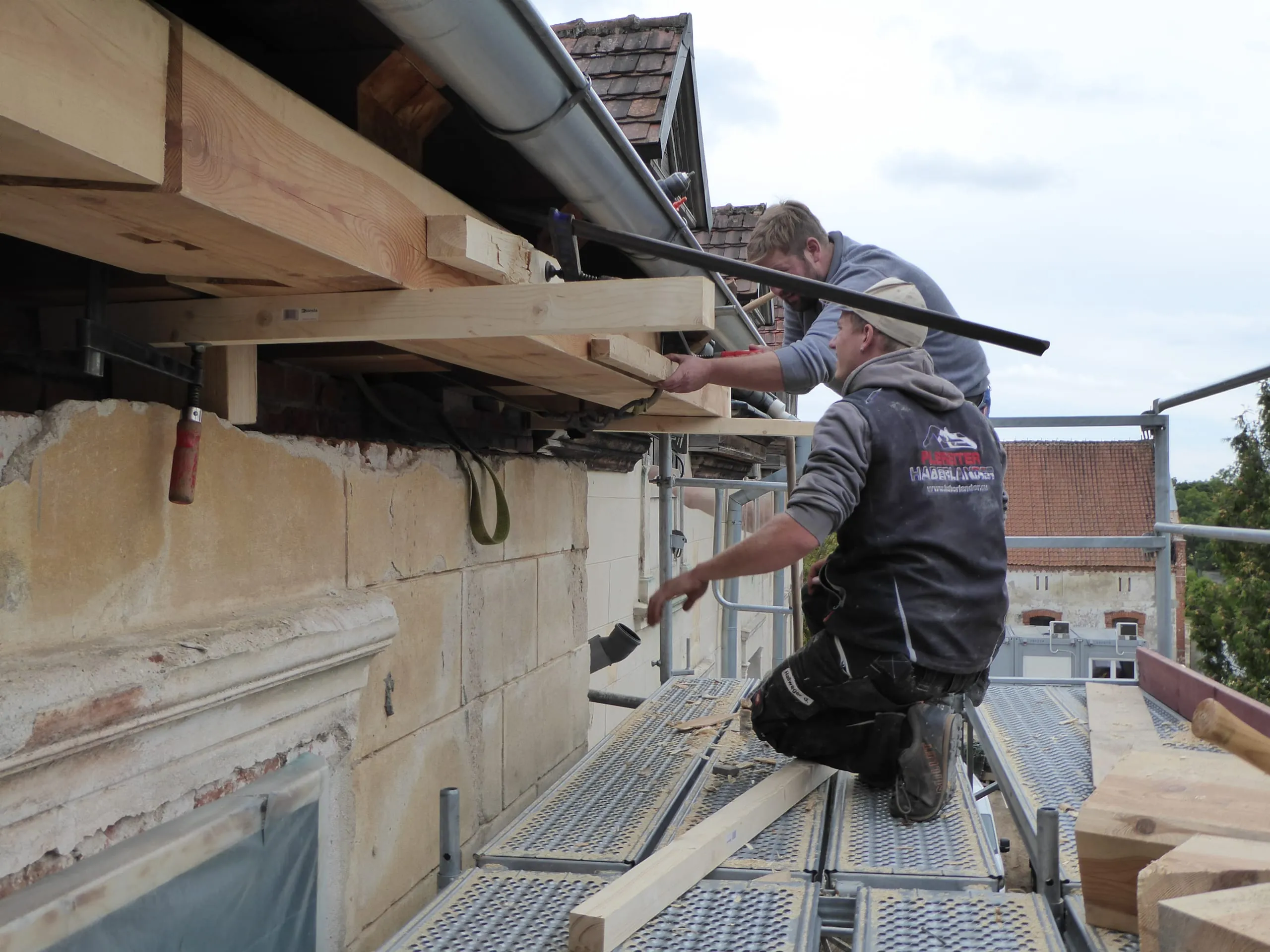 Ein neues Gesims wird am Dach von Schloss Steinort angebracht