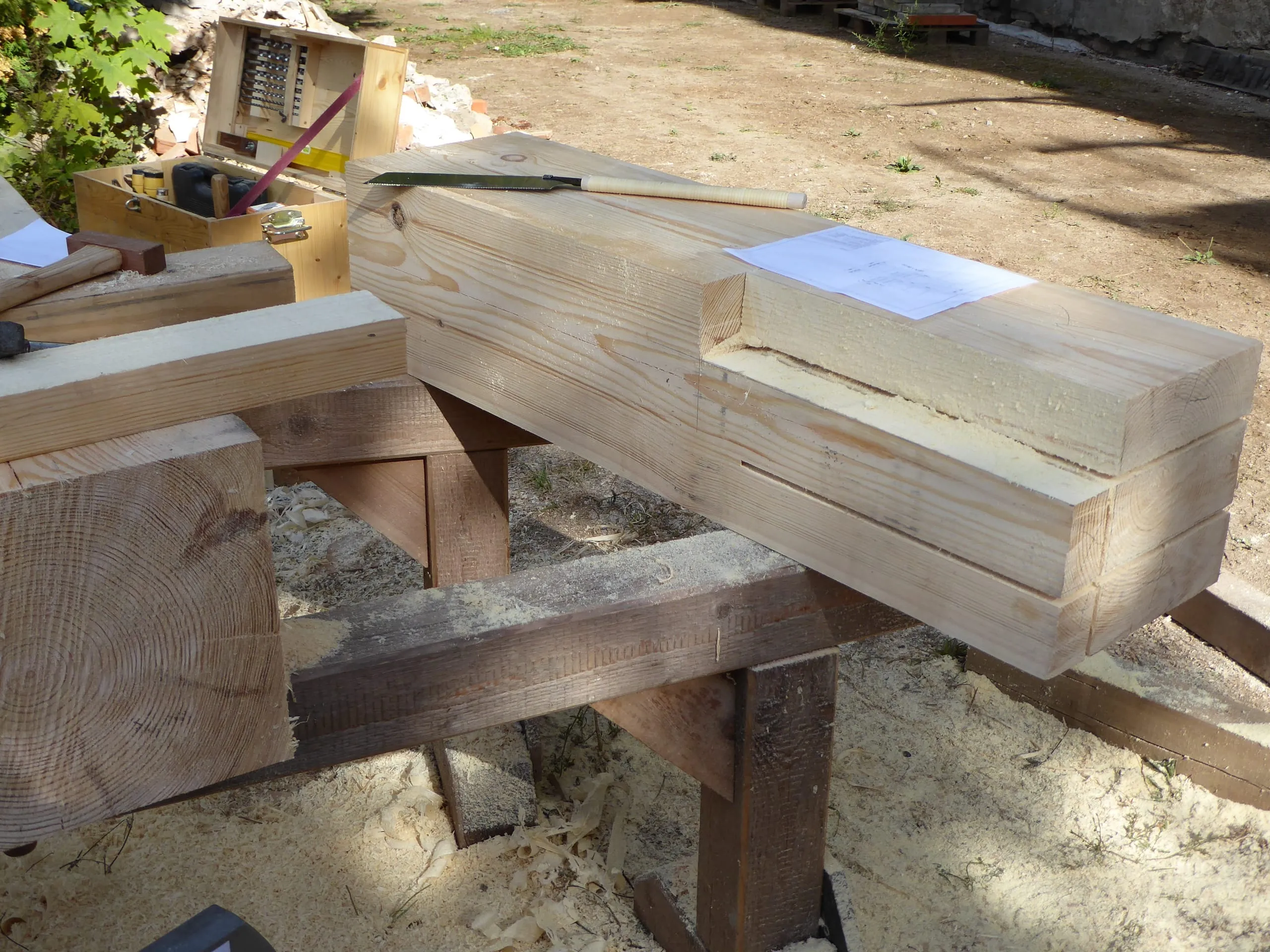 Holz für die Sanierung wird auf dem Rasen vor dem Schloss vorbereitet
