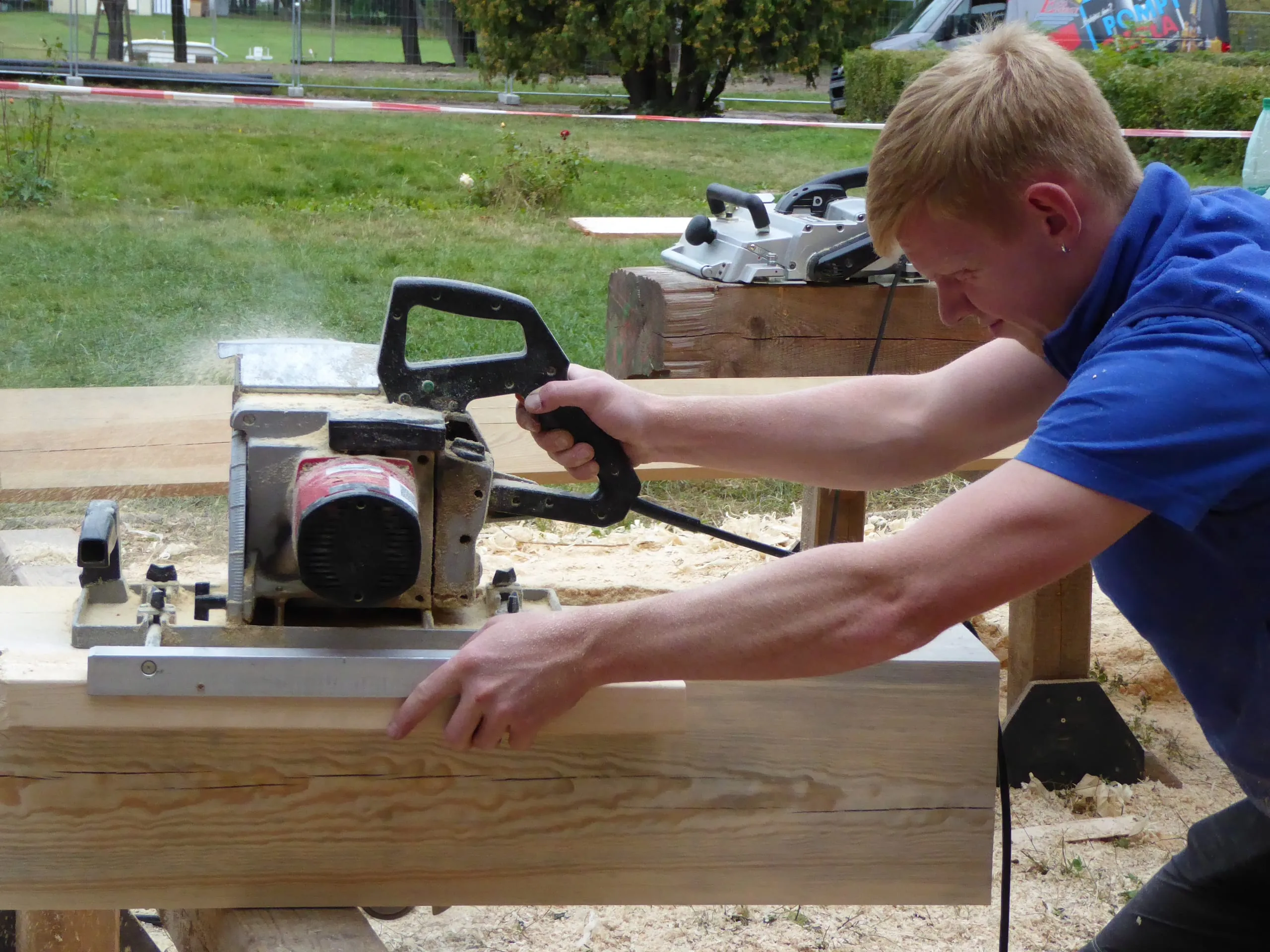 Holzarbeiten vor Schloss Steinort