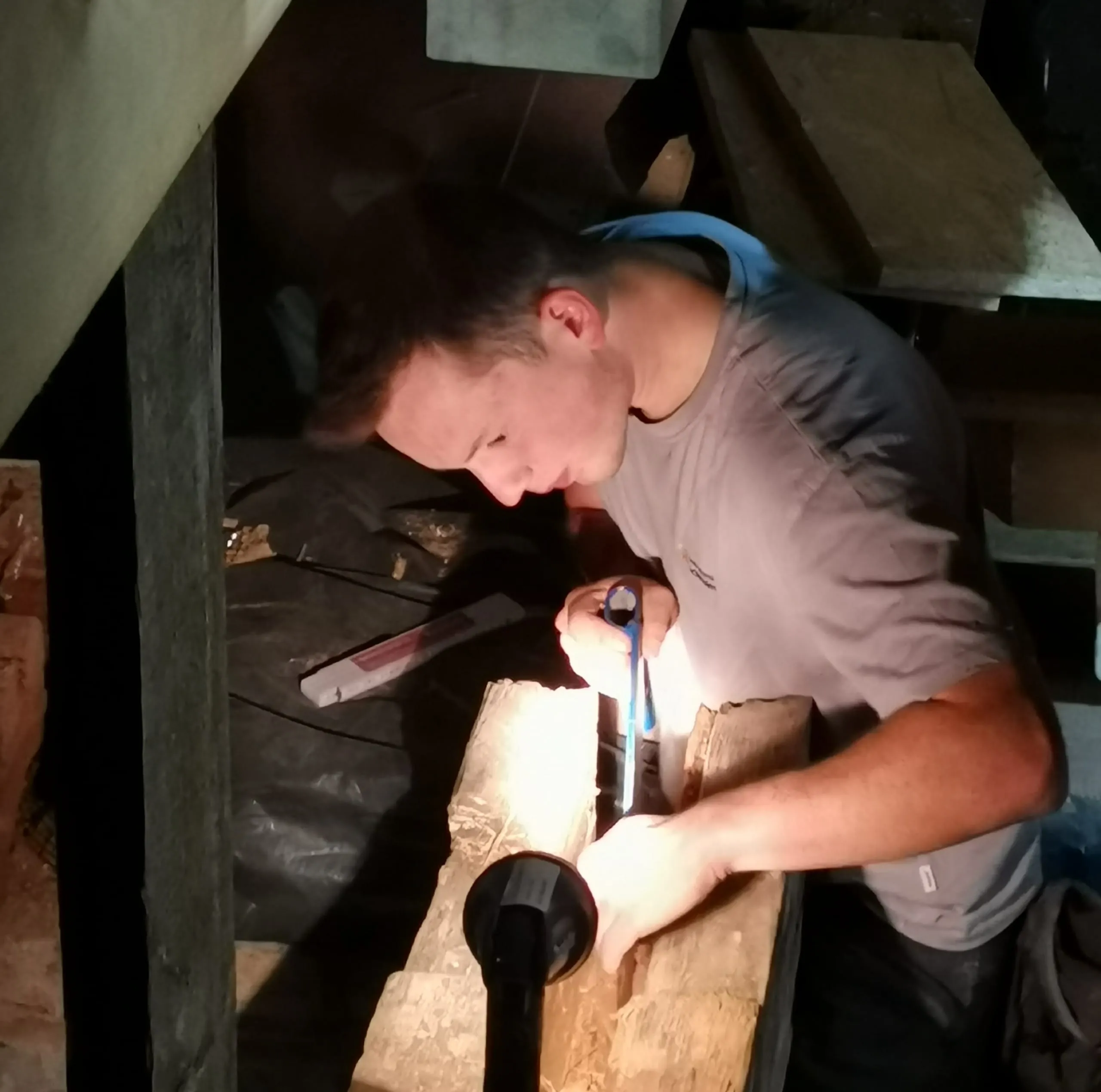 Konzentriertes Arbeiten im Dachstuhl von Schloss Steinort