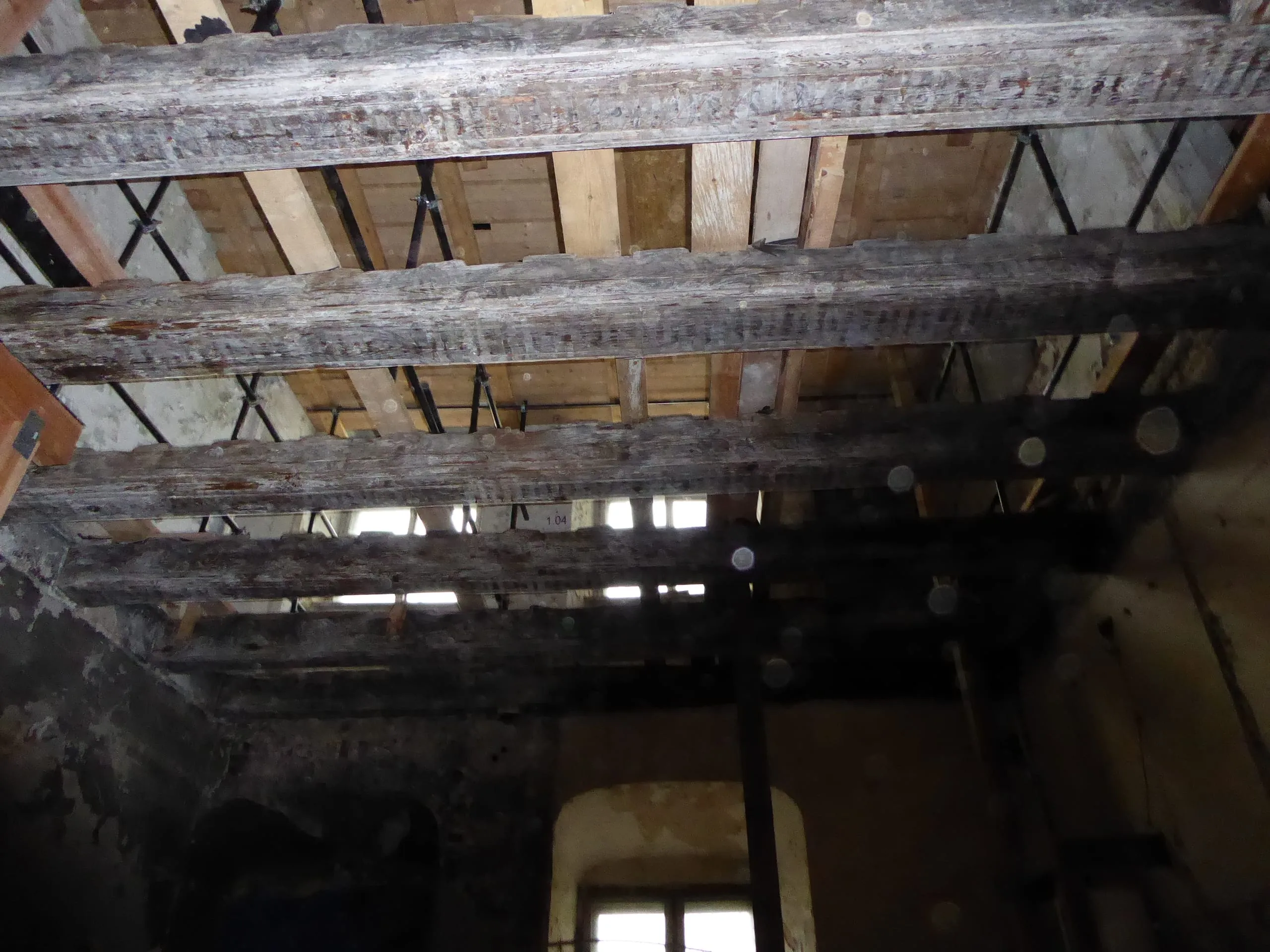 Marode Deckenbalken in Schloss Steinort